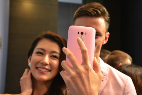 asus zenfone selfie обзавёлся двумя 13-мегапиксельными камерами